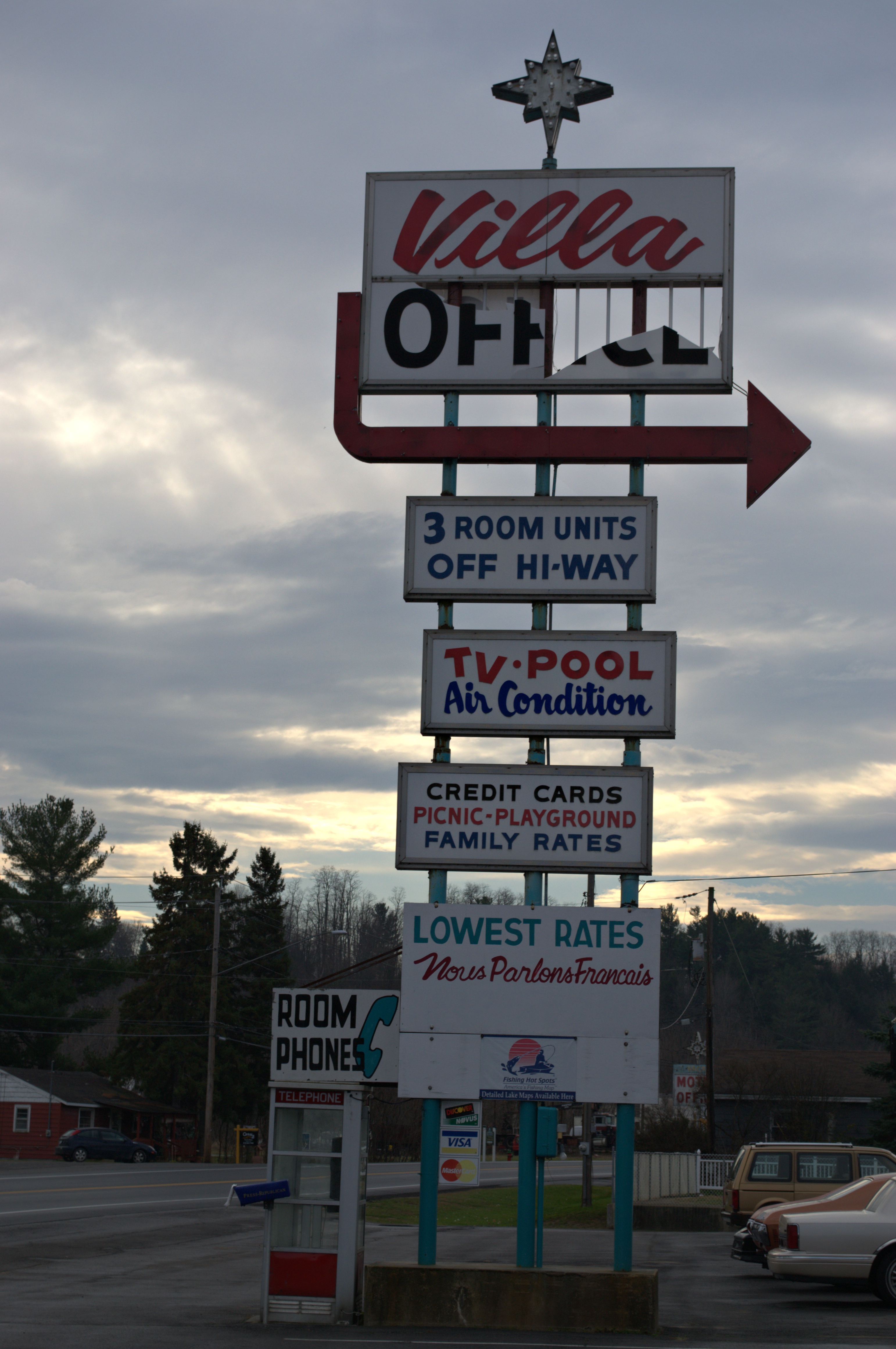 While taking pictures of this sign, the owner of the motel happened to be walking by, giving us a strange look. To relieve some of the tension, we told her we liked her sign, and asked how old it was. She scratched her head in thought, and said it's been here since the mid 50s. 